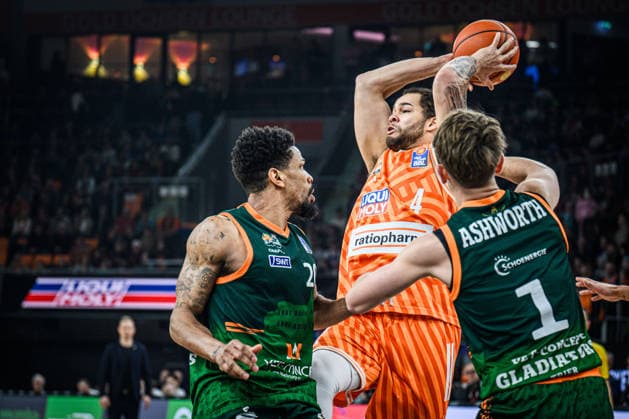 Neu Ulm, Deutschland, 08.02.26: Urald King (VET-CONCEPT Gladiators Trier), Christopher Ledlum (ratiopharm ulm) und Steven Ashworth (VET-CONCEPT Gladiators Trier) im Zweikampf waehrend des Basketball Bundesliga Spiels zwischen ratiopharm ulm vs VET-CONCEPT Gladiators Trier in der ratiopharm Arena am 08. Februar 2026 in Neu Ulm, Deutschland. (Foto von Harry Langer DeFodi Images) ratiopharm Arena, Germany, 08.02.26: Urald King (VET-CONCEPT Gladiators Trier), Christopher Ledlum (ratiopharm ulm) und Steven Ashworth (VET-CONCEPT Gladiators Trier) battle for the ball during the Basketball Bundesliga match between ratiopharm ulm vs VET-CONCEPT Gladiators Trier at Neu Ulm on February 8, 2026 in ratiopharm Arena, Germany. (Photo by Harry Langer DeFodi Images) (Photo by Harry Langer DeFodi Images) -