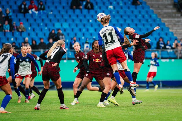Google Pixel Frauen-Bundesliga: Hamburger SV vs. RB Leipzig, 08.02.2026 Melanie Brunnthaler (Hamburger SV, 11) köpft den Ball; Fußball, Google Pixel Frauen-Bundesliga, 17. Spieltag: Hamburger SV vs. RB Leipzig am 08.02.2026 im Volksparkstadion, Hamburg DFB REGULATIONS PROHIBIT ANY USE OF PHOTOGRAPHS AS IMAGE SEQUENCES AND OR QUASI-VIDEO. Copyright: xBEAUTIFULxSPORTS Tonhäuserx