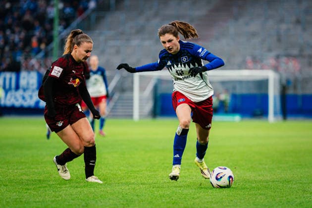 Google Pixel Frauen-Bundesliga: Hamburger SV vs. RB Leipzig, 08.02.2026 Lotta Wrede (Hamburger SV, 32) gegen Annabel Schasching (RasenBallsport Leipzig, 16); Fußball, Google Pixel Frauen-Bundesliga, 17. Spieltag: Hamburger SV vs. RB Leipzig am 08.02.2026 im Volksparkstadion, Hamburg DFB REGULATIONS PROHIBIT ANY USE OF PHOTOGRAPHS AS IMAGE SEQUENCES AND OR QUASI-VIDEO. Copyright: xBEAUTIFULxSPORTS Tonhäuserx