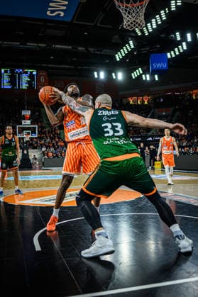 Neu Ulm, Deutschland, 08.02.26: Malik Osborne (ratiopharm ulm) und Maik Zirbes (VET-CONCEPT Gladiators Trier) im Zweikampf waehrend des Basketball Bundesliga Spiels zwischen ratiopharm ulm vs VET-CONCEPT Gladiators Trier in der ratiopharm Arena am 08. Februar 2026 in Neu Ulm, Deutschland. (Foto von Harry Langer DeFodi Images) ratiopharm Arena, Germany, 08.02.26: Malik Osborne (ratiopharm ulm) und Maik Zirbes (VET-CONCEPT Gladiators Trier) battle for the ball during the Basketball Bundesliga match between ratiopharm ulm vs VET-CONCEPT Gladiators Trier at Neu Ulm on February 8, 2026 in ratiopharm Arena, Germany. (Photo by Harry Langer DeFodi Images) (Photo by Harry Langer DeFodi Images) -