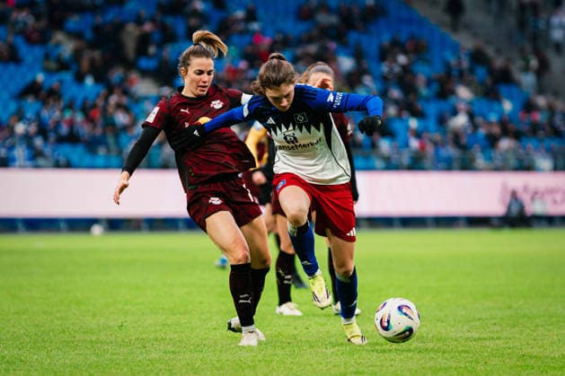 Google Pixel Frauen-Bundesliga: Hamburger SV vs. RB Leipzig, 08.02.2026 Lotta Wrede (Hamburger SV, 32) gegen Sandra Starke (RasenBallsport Leipzig, 13)); Fußball, Google Pixel Frauen-Bundesliga, 17. Spieltag: Hamburger SV vs. RB Leipzig am 08.02.2026 im Volksparkstadion, Hamburg DFB REGULATIONS PROHIBIT ANY USE OF PHOTOGRAPHS AS IMAGE SEQUENCES AND OR QUASI-VIDEO. Copyright: xBEAUTIFULxSPORTS Tonhäuserx