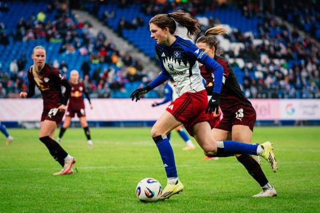 Google Pixel Frauen-Bundesliga: Hamburger SV vs. RB Leipzig, 08.02.2026 Lotta Wrede (Hamburger SV, 32) gegen Sandra Starke (RasenBallsport Leipzig, 13); Fußball, Google Pixel Frauen-Bundesliga, 17. Spieltag: Hamburger SV vs. RB Leipzig am 08.02.2026 im Volksparkstadion, Hamburg DFB REGULATIONS PROHIBIT ANY USE OF PHOTOGRAPHS AS IMAGE SEQUENCES AND OR QUASI-VIDEO. Copyright: xBEAUTIFULxSPORTS Tonhäuserx