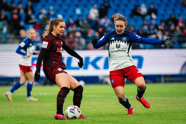 Google Pixel Frauen-Bundesliga: Hamburger SV vs. RB Leipzig, 08.02.2026 Andrea Norheim (RasenBallsport Leipzig, 3) klärt vor Melanie Brunnthaler (Hamburger SV, 11); Fußball, Google Pixel Frauen-Bundesliga, 17. Spieltag: Hamburger SV vs. RB Leipzig am 08.02.2026 im Volksparkstadion, Hamburg DFB REGULATIONS PROHIBIT ANY USE OF PHOTOGRAPHS AS IMAGE SEQUENCES AND OR QUASI-VIDEO. Copyright: xBEAUTIFULxSPORTS Tonhäuserx