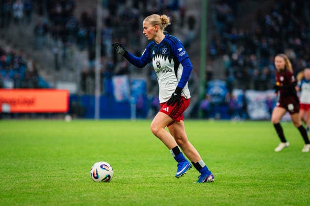 Google Pixel Frauen-Bundesliga: Hamburger SV vs. RB Leipzig, 08.02.2026 Paulina Bartz (Hamburger SV, 37) am Ball; Fußball, Google Pixel Frauen-Bundesliga, 17. Spieltag: Hamburger SV vs. RB Leipzig am 08.02.2026 im Volksparkstadion, Hamburg DFB REGULATIONS PROHIBIT ANY USE OF PHOTOGRAPHS AS IMAGE SEQUENCES AND OR QUASI-VIDEO. Copyright: xBEAUTIFULxSPORTS Tonhäuserx