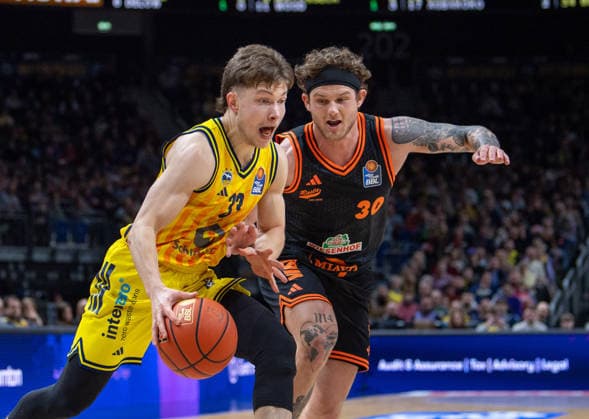 Basketball, Herren, Saison 2025 2026, easyCredit BBL (19. Spieltag), Alba Berlin - RASTA Vechta, v.l. Bennet Hundt (Alba), Booker Coplin (Vechta), 08.02.2026, Copyright: xSebastianxRäppold MatthiasxKochx