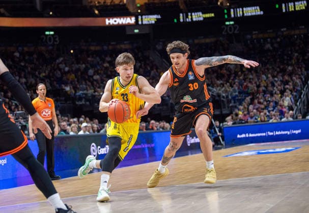 Basketball, Herren, Saison 2025 2026, easyCredit BBL (19. Spieltag), Alba Berlin - RASTA Vechta, v.l. Bennet Hundt (Alba), Booker Coplin (Vechta), 08.02.2026, Copyright: xSebastianxRäppold MatthiasxKochx