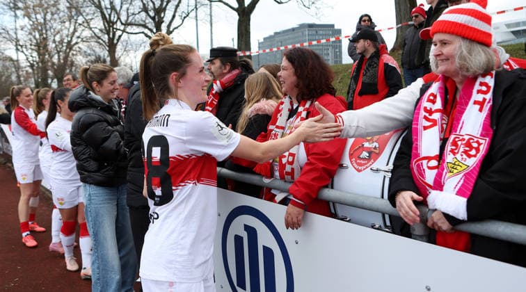 0802.2026, Deutschland, Stuttgart, Fußball 2. Bundesliga, VfB Stuttgart vs. Borussia Mönchengladbach, Neuzugang Reena Wichmann (VfB II, vorn) bei den Fans