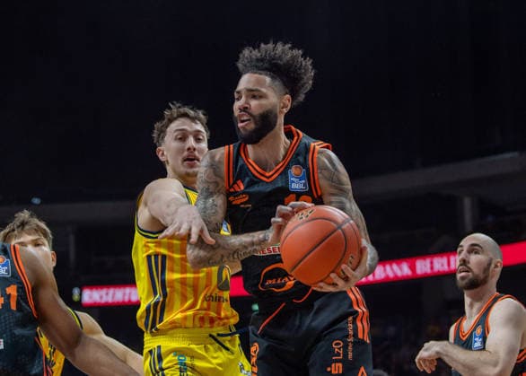 Basketball, Herren, Saison 2025 2026, easyCredit BBL (19. Spieltag), Alba Berlin - RASTA Vechta, v.l. Alex O Connell (Alba), Tevin Brown (Vechta), 08.02.2026, Copyright: xSebastianxRäppold MatthiasxKochx