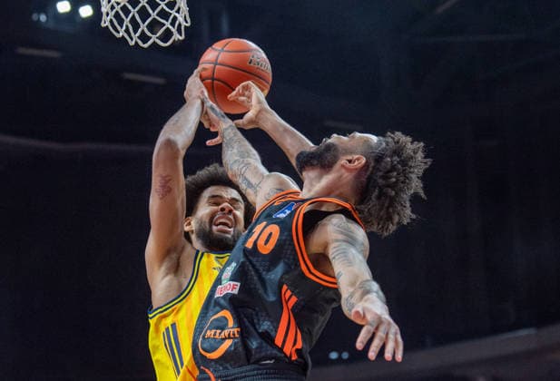 Basketball, Herren, Saison 2025 2026, easyCredit BBL (19. Spieltag), Alba Berlin - RASTA Vechta, v.l. Norris Agbakoko (Alba), Tevin Brown (Vechta), 08.02.2026, Copyright: xSebastianxRäppold MatthiasxKochx