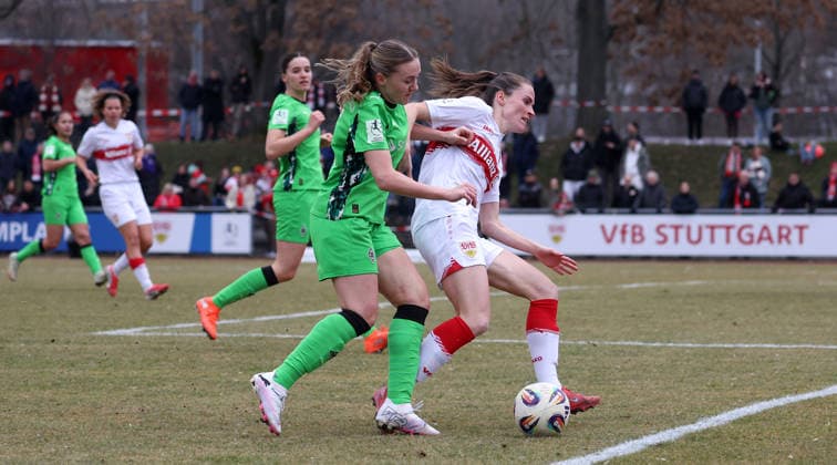 0802.2026, Deutschland, Stuttgart, Fußball 2. Bundesliga, VfB Stuttgart vs. Borussia Mönchengladbach, v.l. Sam Drissen (Gladbach), Neuzugang Reena Wichmann (VfB)