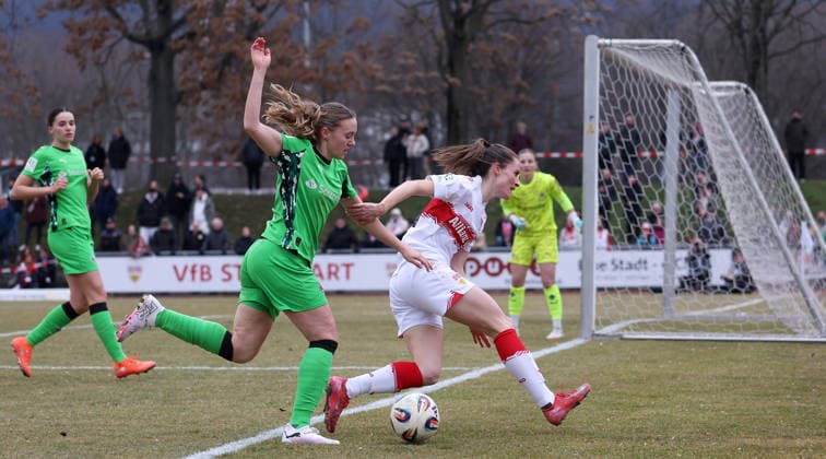0802.2026, Deutschland, Stuttgart, Fußball 2. Bundesliga, VfB Stuttgart vs. Borussia Mönchengladbach, v.l. Sam Drissen (Gladbach), Neuzugang Reena Wichmann (VfB)