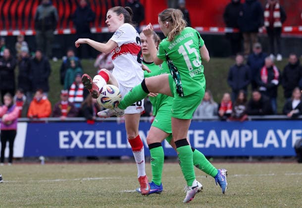 0802.2026, Deutschland, Stuttgart, Fußball 2. Bundesliga, VfB Stuttgart vs. Borussia Mönchengladbach, v.l. Neuzugang Reena Wichmann (VfB), Sam Drissen (Mönchengladbach)