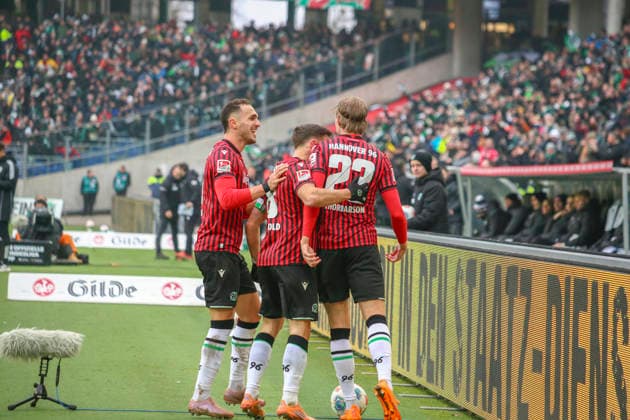 Deutschland: Fussball 2.Bundesliga 2025 26, 21. Spieltag - Hannover 96 vs Holstein Kiel - Heinz von Heiden Arena Stadion (Hannover): Torjubel Stefan Teitur ÃžorÃ°arson Stefan Teitur Thordarson (Hannover 96, 23) Enzo Leopold (Hannover 96, 8) Virgil GhiÅ£Äƒ Virgil Ghita (Hannover 96, 5) Hannover