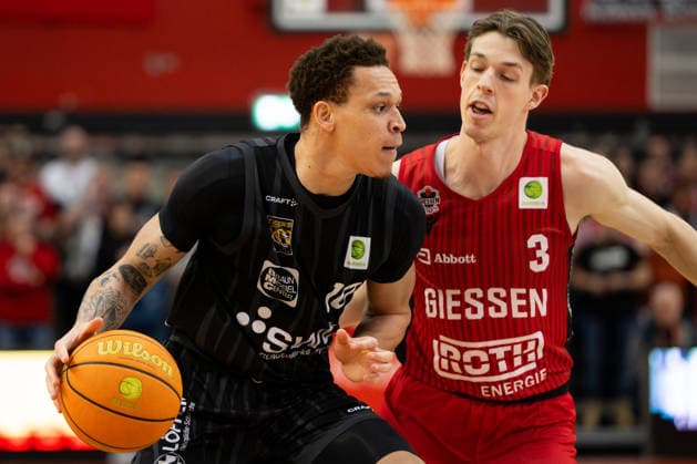 Isaiah Jevon Sanders (Tigers Tuebingen, 10) m Zweikampf mit Aiden Warnholtz (GIESSEN 46ers, 03), GER, Gießen 46ers vs. Tigers Tuebingen, Basketball, Herren, Pro A, 2. Barmer Basketball Bundesliga, 08.02.2026. GER, Gießen 46ers vs. Tigers Tuebingen, Basketball, Herren, Pro A, 2. Barmer Basketball Bundesliga Gießen Copyright: xEibner-Pressefoto FlorianxWiegandx EP_FWD