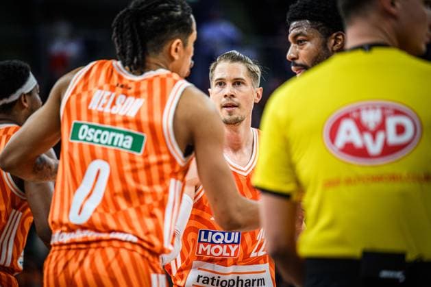 Neu Ulm, Deutschland, 08.02.26: Nelson Weidemann (ratiopharm ulm), Thomas Klepeisz (ratiopharm ulm) und Malik Osborne (ratiopharm ulm) Schauen waehrend des Basketball Bundesliga Spiels zwischen ratiopharm ulm vs VET-CONCEPT Gladiators Trier in der ratiopharm Arena am 08. Februar 2026 in Neu Ulm, Deutschland. (Foto von Harry Langer DeFodi Images) ratiopharm Arena, Germany, 08.02.26: Nelson Weidemann (ratiopharm ulm), Thomas Klepeisz (ratiopharm ulm) und Malik Osborne (ratiopharm ulm) Looks on during the Basketball Bundesliga match between ratiopharm ulm vs VET-CONCEPT Gladiators Trier at Neu Ulm on February 8, 2026 in ratiopharm Arena, Germany. (Photo by Harry Langer DeFodi Images) (Photo by Harry Langer DeFodi Images) -