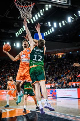 Neu Ulm, Deutschland, 08.02.26: Mark Smith (ratiopharm ulm) und Marten Linssen (VET-CONCEPT Gladiators Trier) im Zweikampf waehrend des Basketball Bundesliga Spiels zwischen ratiopharm ulm vs VET-CONCEPT Gladiators Trier in der ratiopharm Arena am 08. Februar 2026 in Neu Ulm, Deutschland. (Foto von Harry Langer DeFodi Images) ratiopharm Arena, Germany, 08.02.26: Mark Smith (ratiopharm ulm) und Marten Linssen (VET-CONCEPT Gladiators Trier) battle for the ball during the Basketball Bundesliga match between ratiopharm ulm vs VET-CONCEPT Gladiators Trier at Neu Ulm on February 8, 2026 in ratiopharm Arena, Germany. (Photo by Harry Langer DeFodi Images) (Photo by Harry Langer DeFodi Images) -