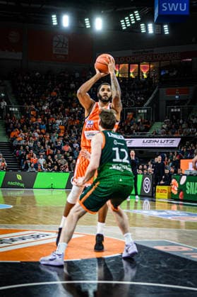 Neu Ulm, Deutschland, 08.02.26: Joel Soriano (ratiopharm ulm) und Marten Linssen (VET-CONCEPT Gladiators Trier) im Zweikampf waehrend des Basketball Bundesliga Spiels zwischen ratiopharm ulm vs VET-CONCEPT Gladiators Trier in der ratiopharm Arena am 08. Februar 2026 in Neu Ulm, Deutschland. (Foto von Harry Langer DeFodi Images) ratiopharm Arena, Germany, 08.02.26: Joel Soriano (ratiopharm ulm) und Marten Linssen (VET-CONCEPT Gladiators Trier) battle for the ball during the Basketball Bundesliga match between ratiopharm ulm vs VET-CONCEPT Gladiators Trier at Neu Ulm on February 8, 2026 in ratiopharm Arena, Germany. (Photo by Harry Langer DeFodi Images) (Photo by Harry Langer DeFodi Images) -