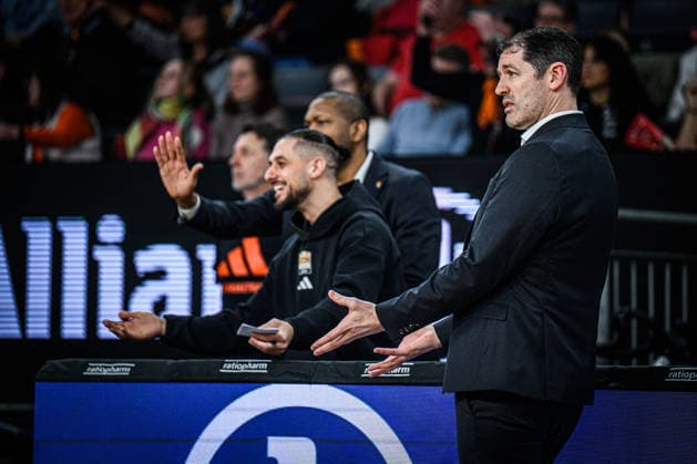 Neu Ulm, Deutschland, 08.02.26: Head Coach Ty Harrelson (ratiopharm ulm) gestikuliert, gestik waehrend des Basketball Bundesliga Spiels zwischen ratiopharm ulm vs VET-CONCEPT Gladiators Trier in der ratiopharm Arena am 08. Februar 2026 in Neu Ulm, Deutschland. (Foto von Harry Langer DeFodi Images) ratiopharm Arena, Germany, 08.02.26: Head Coach Ty Harrelson (ratiopharm ulm) gestures during the Basketball Bundesliga match between ratiopharm ulm vs VET-CONCEPT Gladiators Trier at Neu Ulm on February 8, 2026 in ratiopharm Arena, Germany. (Photo by Harry Langer DeFodi Images) (Photo by Harry Langer DeFodi Images) -