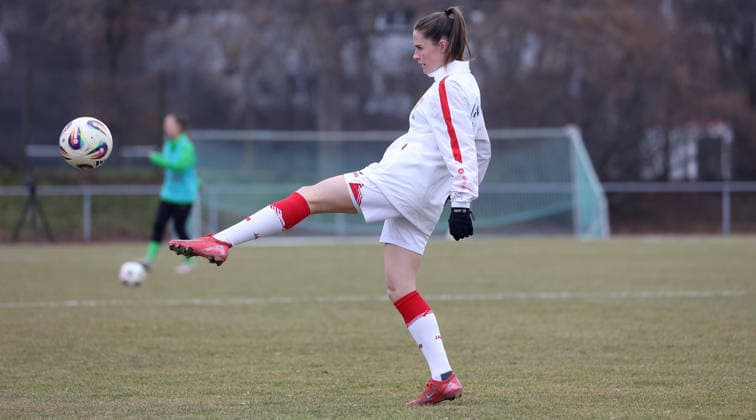 0802.2026, Deutschland, Stuttgart, Fußball 2. Bundesliga, VfB Stuttgart vs. Borussia Mönchengladbach, Neuzugang Reena Wichmann (VfB) macht sich warm