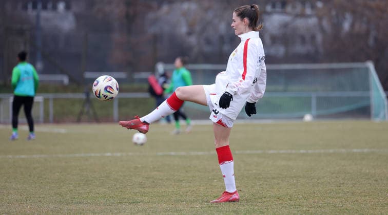 0802.2026, Deutschland, Stuttgart, Fußball 2. Bundesliga, VfB Stuttgart vs. Borussia Mönchengladbach, , Neuzugang Reena Wichmann (VfB) macht sich warm