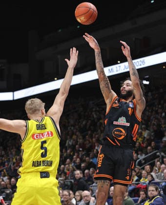 Sam Griesel, Tevin Brown Zweikampf Spielszene Aktion Basketball BBL Bundesliga Herren 19. Spieltag Saison 2025 2026 08.02.2026 ALBA Berlin vs SC Rasta Vechta