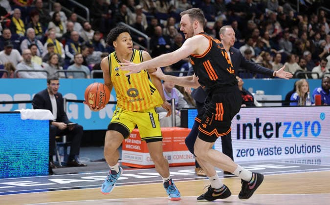 Jack Kayil am Ball, Philipp Herkenhoff Zweikampf Spielszene Aktion Basketball BBL Bundesliga Herren 19. Spieltag Saison 2025 2026 08.02.2026 ALBA Berlin vs SC Rasta Vechta