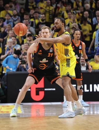 Lars Thiemann, J Wan Roberts am Ball Zweikampf Spielszene Aktion Basketball BBL Bundesliga Herren 19. Spieltag Saison 2025 2026 08.02.2026 ALBA Berlin vs SC Rasta Vechta