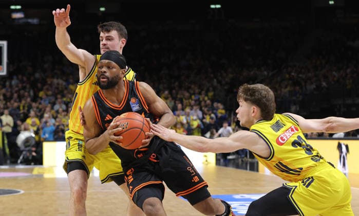 Jonas Mattisseck, Lloyd Pandi am Ball, Bennet Hundt Zweikampf Spielszene Aktion Basketball BBL Bundesliga Herren 19. Spieltag Saison 2025 2026 08.02.2026 ALBA Berlin vs SC Rasta Vechta