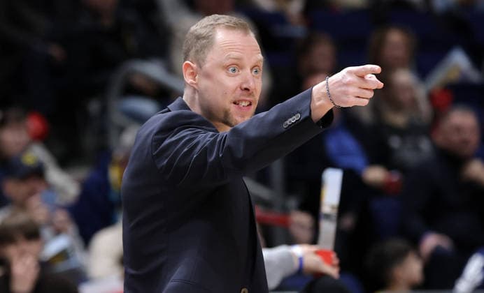 Trainer Christian Held gibt Anweisungen Aktion Oberkörper Basketball BBL Bundesliga Herren 19. Spieltag Saison 2025 2026 08.02.2026 ALBA Berlin vs SC Rasta Vechta