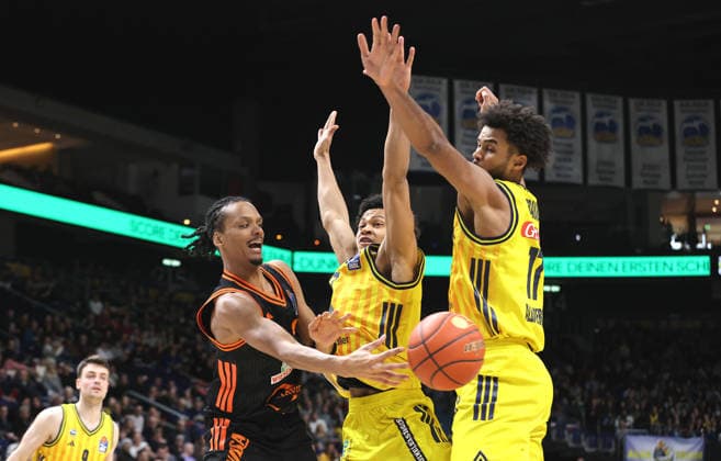 Alonzo Verge am Ball, Jack Kayil, Norris Agbakoko Zweikampf Spielszene Aktion Basketball BBL Bundesliga Herren 19. Spieltag Saison 2025 2026 08.02.2026 ALBA Berlin vs SC Rasta Vechta