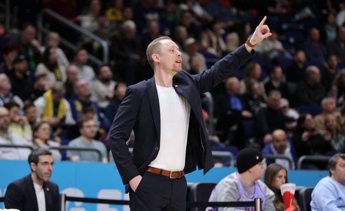 Trainer Christian Held gibt Anweisungen Aktion Oberkörper Basketball BBL Bundesliga Herren 19. Spieltag Saison 2025 2026 08.02.2026 ALBA Berlin vs SC Rasta Vechta