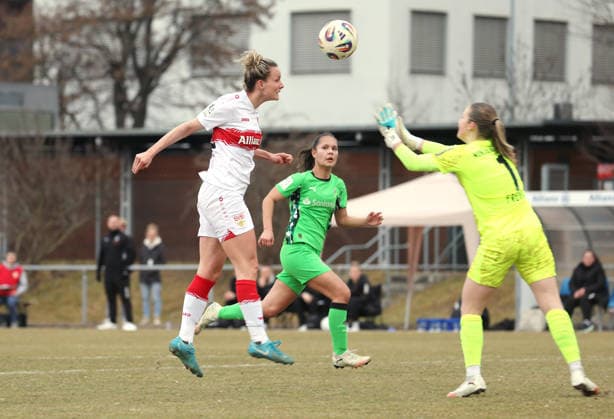 0802.2026, Deutschland, Stuttgart, Fußball 2. Bundesliga, VfB Stuttgart vs. Borussia Mönchengladbach, Tor zum 2:0, v.l. Torschützin Jana Beuschlein (VfB), Jil Frehse (Mönchengladbach)