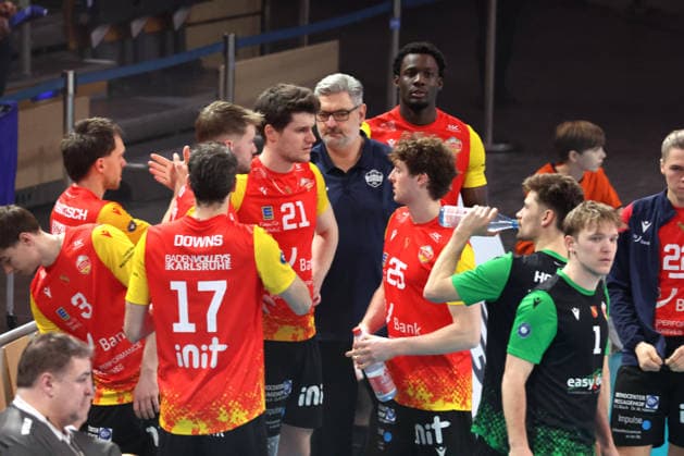DEU, DVV, 1.VBL, BR Volleys vs. Baden Volleys, 08.02.2026, Max-Schmeling-Halle, Berlin, DEU, DVV, 1.VBL, BR Volleys vs. Baden Volleys, im Bild BADEN VOLLEYS-Spielerkreis, Trainer Guido Goertzen (BADEN VOLLEYS)