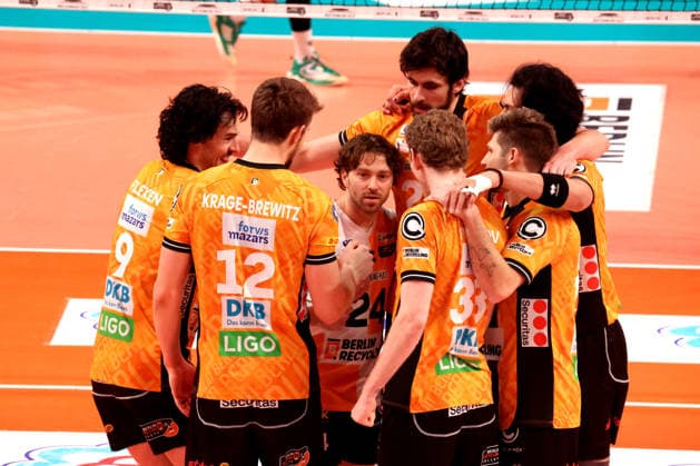DEU, DVV, 1.VBL, BR Volleys vs. Baden Volleys, 08.02.2026, Max-Schmeling-Halle, Berlin, DEU, DVV, 1.VBL, BR Volleys vs. Baden Volleys, im Bild BR Volleys-Spielerkreis, Kyle Dagostino (BR Volleys 24)