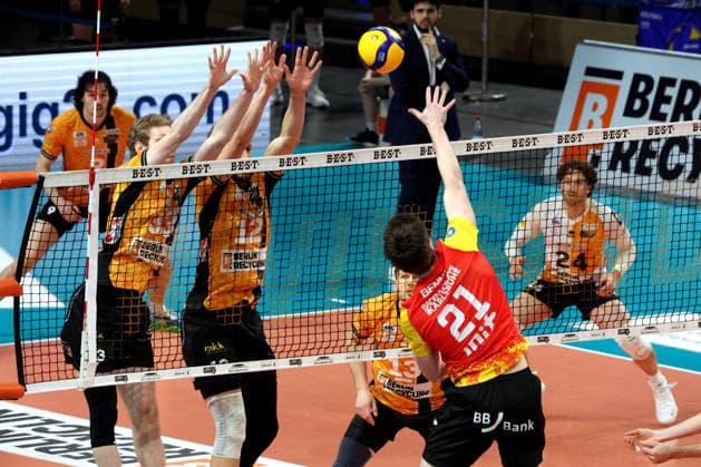 DEU, DVV, 1.VBL, BR Volleys vs. Baden Volleys, 08.02.2026, Max-Schmeling-Halle, Berlin, DEU, DVV, 1.VBL, BR Volleys vs. Baden Volleys, im Bild Fedor Ivanov (BR Volleys 33), Florian Krage-Brewitz (BR Volleys 12), Nimo Benne (BADEN VOLLEYS 21)