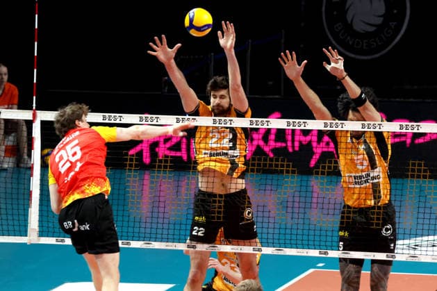 DEU, DVV, 1.VBL, BR Volleys vs. Baden Volleys, 08.02.2026, Max-Schmeling-Halle, Berlin, DEU, DVV, 1.VBL, BR Volleys vs. Baden Volleys, im Bild Jake Hanes (BR Volleys 22), Nehemiah Mote (BR Volleys 5), Corey Mayotte (BADEN VOLLEYS 25)