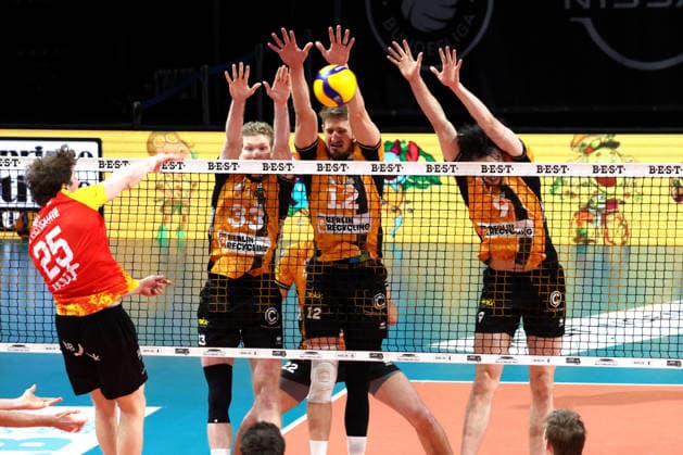 DEU, DVV, 1.VBL, BR Volleys vs. Baden Volleys, 08.02.2026, Max-Schmeling-Halle, Berlin, DEU, DVV, 1.VBL, BR Volleys vs. Baden Volleys, im Bild Jake Hanes (BR Volleys 22), Florian Krage-Brewitz (BR Volleys 12), Nolan Flexen (BR Volleys 9), Corey Mayotte (BADEN VOLLEYS 25)