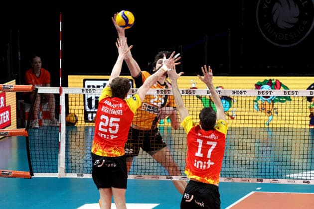 DEU, DVV, 1.VBL, BR Volleys vs. Baden Volleys, 08.02.2026, Max-Schmeling-Halle, Berlin, DEU, DVV, 1.VBL, BR Volleys vs. Baden Volleys, im Bild Jake Hanes (BR Volleys 22), Corey Mayotte (BADEN VOLLEYS 25), Jonathan Downs (BADEN VOLLEYS 17)