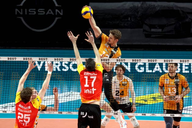 DEU, DVV, 1.VBL, BR Volleys vs. Baden Volleys, 08.02.2026, Max-Schmeling-Halle, Berlin, DEU, DVV, 1.VBL, BR Volleys vs. Baden Volleys, im Bild Florian Krage-Brewitz (BR Volleys 12), Jonathan Downs (BADEN VOLLEYS 17)