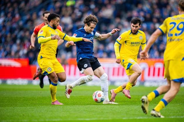 08.02.2026 - Fußball, 2025 2026, 2. Bundesliga, 21. Spieltag, DSC Arminia Bielefeld - Eintracht Braunschweig: (L-R) Leon Bell Bell (Braunschweig), Mael Corboz (Bielefeld), Mehmet Aydin (Braunschweig) DFL REGULATIONS PROHIBIT ANY USE OF PHOTOGRAPHS AS IMAGE SEQUENCES AND OR QUASI-VIDEO.