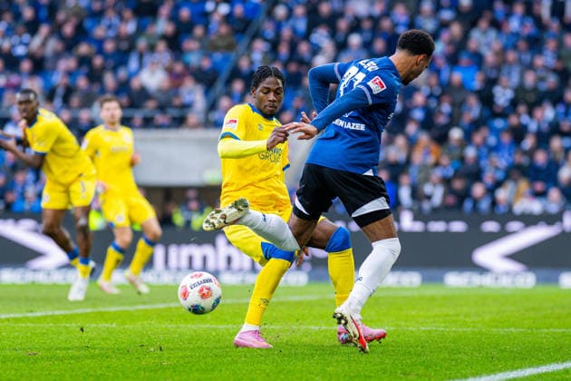 08.02.2026 - Fußball, 2025 2026, 2. Bundesliga, 21. Spieltag, DSC Arminia Bielefeld - Eintracht Braunschweig: (L-R) Faride Alidou (Braunschweig), Noah Joel Sarenren Bazee (Bielefeld) DFL REGULATIONS PROHIBIT ANY USE OF PHOTOGRAPHS AS IMAGE SEQUENCES AND OR QUASI-VIDEO.