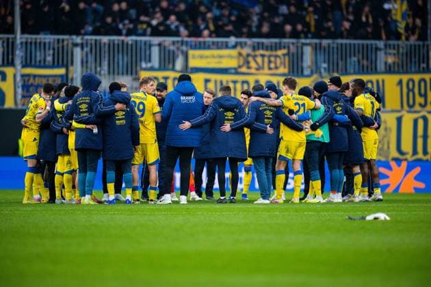 08.02.2026 - Fußball, 2025 2026, 2. Bundesliga, 21. Spieltag, DSC Arminia Bielefeld - Eintracht Braunschweig: Mannschaft (Braunschweig) nach dem Spiel, (M) Lukas Frenkert (Braunschweig), Heiner Backhaus (Trainer - Braunschweig) DFL REGULATIONS PROHIBIT ANY USE OF PHOTOGRAPHS AS IMAGE SEQUENCES AND OR QUASI-VIDEO.