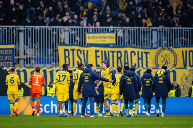 08.02.2026 - Fußball, 2025 2026, 2. Bundesliga, 21. Spieltag, DSC Arminia Bielefeld - Eintracht Braunschweig: Mannschaft (Braunschweig) nach dem Spiel, (M) Lukas Frenkert (Braunschweig) DFL REGULATIONS PROHIBIT ANY USE OF PHOTOGRAPHS AS IMAGE SEQUENCES AND OR QUASI-VIDEO.