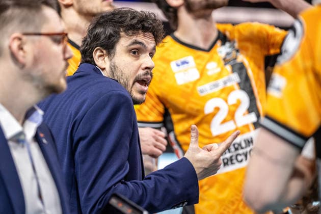 08.02.26, Berlin, Volleyball, 21. Spieltag, Berlin Recycling Volleys - BADEN VOLLEYS SSC Karlsruhe. Trainer Alexandre Leal (BR Volleys) bespricht sich mit seiner Mannschaft. Berlin Recycling Volleys - BADEN VOLLEYS SSC Karlsruhe