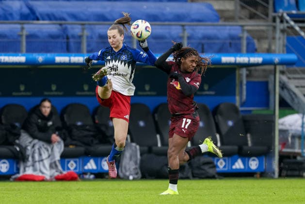 v.li.: Emilia Hirche (Hamburger SV, HSV, 20) und Delice Boboy (RB Leipzig, 17) im Zweikampf, Duell, Dynamik, Aktion, Action, Spielszene, DIE DFB-RICHTLINIEN UNTERSAGEN JEGLICHE NUTZUNG VON FOTOS ALS SEQUENZBILDER UND ODER VIDEOÄHNLICHE FOTOSTRECKEN. DFB REGULATIONS PROHIBIT ANY USE OF PHOTOGRAPHS AS IMAGE SEQUENCES AND OR QUASI-VIDEO., 08.02.2026, Hamburg (Deutschland), Fussball, Google Pixel Frauen-Bundesliga, Hamburger SV - RB Leipzig