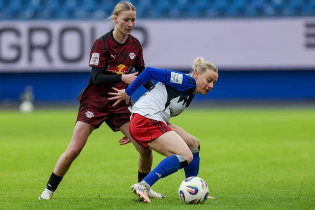 v.li.: Marlene Müller (RB Leipzig, 27) und Sophie Hillebrand (Hamburger SV, HSV, 22) im Zweikampf, Duell, Dynamik, Aktion, Action, Spielszene, DIE DFB-RICHTLINIEN UNTERSAGEN JEGLICHE NUTZUNG VON FOTOS ALS SEQUENZBILDER UND ODER VIDEOÄHNLICHE FOTOSTRECKEN. DFB REGULATIONS PROHIBIT ANY USE OF PHOTOGRAPHS AS IMAGE SEQUENCES AND OR QUASI-VIDEO., 08.02.2026, Hamburg (Deutschland), Fussball, Google Pixel Frauen-Bundesliga, Hamburger SV - RB Leipzig