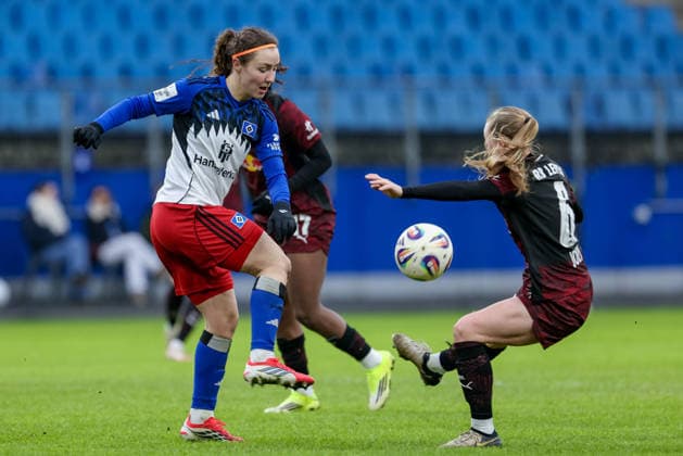 v.li.: Melanie Brunnthaler (Hamburger SV, HSV, 11) und Lou-Ann Joly (RB Leipzig, 6) im Zweikampf, Duell, Dynamik, Aktion, Action, Spielszene, DIE DFB-RICHTLINIEN UNTERSAGEN JEGLICHE NUTZUNG VON FOTOS ALS SEQUENZBILDER UND ODER VIDEOÄHNLICHE FOTOSTRECKEN. DFB REGULATIONS PROHIBIT ANY USE OF PHOTOGRAPHS AS IMAGE SEQUENCES AND OR QUASI-VIDEO., 08.02.2026, Hamburg (Deutschland), Fussball, Google Pixel Frauen-Bundesliga, Hamburger SV - RB Leipzig