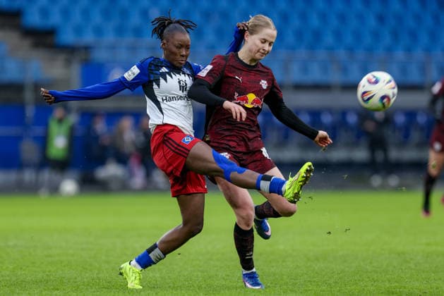 v.li.: Magou Doucoure (Hamburger SV, HSV, 2) und Emilia Kjaer Asgeirsdottir (RB Leipzig, 8) im Zweikampf, Duell, Dynamik, Aktion, Action, Spielszene, DIE DFB-RICHTLINIEN UNTERSAGEN JEGLICHE NUTZUNG VON FOTOS ALS SEQUENZBILDER UND ODER VIDEOÄHNLICHE FOTOSTRECKEN. DFB REGULATIONS PROHIBIT ANY USE OF PHOTOGRAPHS AS IMAGE SEQUENCES AND OR QUASI-VIDEO., 08.02.2026, Hamburg (Deutschland), Fussball, Google Pixel Frauen-Bundesliga, Hamburger SV - RB Leipzig