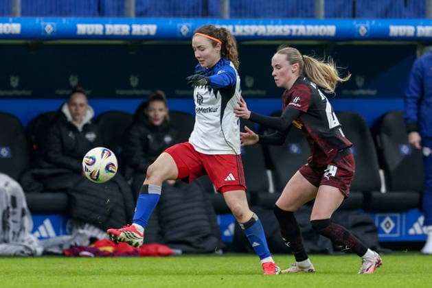 v.li.: Melanie Brunnthaler (Hamburger SV, HSV, 11) und Nikoline Dudek (RB Leipzig, 24) im Zweikampf, Duell, Dynamik, Aktion, Action, Spielszene, DIE DFB-RICHTLINIEN UNTERSAGEN JEGLICHE NUTZUNG VON FOTOS ALS SEQUENZBILDER UND ODER VIDEOÄHNLICHE FOTOSTRECKEN. DFB REGULATIONS PROHIBIT ANY USE OF PHOTOGRAPHS AS IMAGE SEQUENCES AND OR QUASI-VIDEO., 08.02.2026, Hamburg (Deutschland), Fussball, Google Pixel Frauen-Bundesliga, Hamburger SV - RB Leipzig