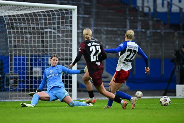 Fußball I Frauen I Saison 2025-2026 I Bundesliga I 17. Spieltag I Hamburger SV - RB Leipzig I 08.02.2026 Lea Paulick (25, Hamburger SV) Marlene Müller (27, RB Leipzig) Sophie Hillebrand (22, Hamburger SV) Hamburg Volkspark, Volksparkstadion, Stadion, Volkspark-Stadion Hamburg Deutschland Copyright: xLobeca FelixxSchlikisx